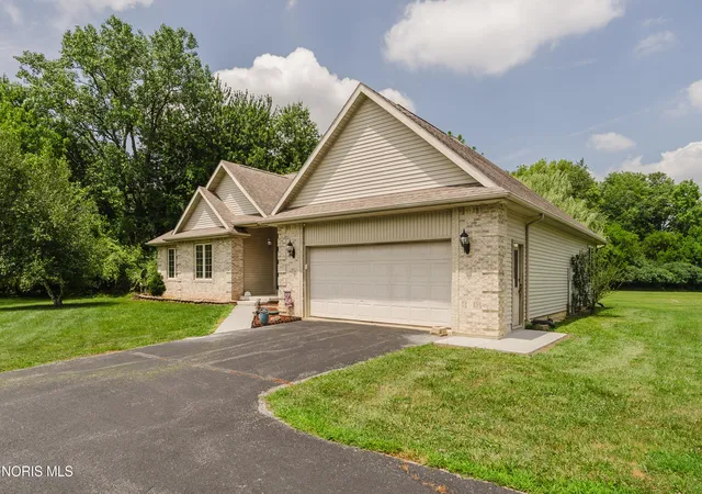 Homes for sale in Findlay, OH | 930 Robinhood Ave, Findlay, OH 45840 | MLS# 10010356
