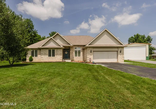 Homes for sale in Findlay, OH | 930 Robinhood Ave, Findlay, OH 45840 | MLS# 10010356