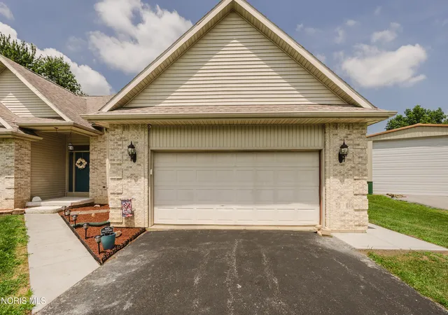 Homes for sale in Findlay, OH | 930 Robinhood Ave, Findlay, OH 45840 | MLS# 10010356