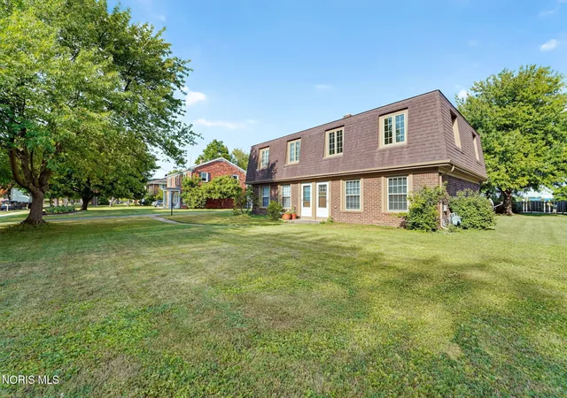 Photo 2 of Sale Pending at 5731 Cresthaven Ln, Toledo, OH 43614 | MLS# 10010246 | Listing updated on 2026-09-16