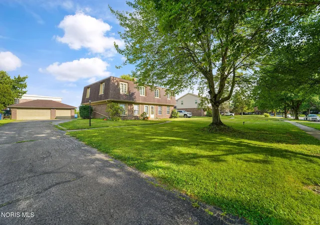 Photo 3 of Sale Pending at 5731 Cresthaven Ln, Toledo, OH 43614 | MLS# 10010246 | Listing updated on 2026-09-16