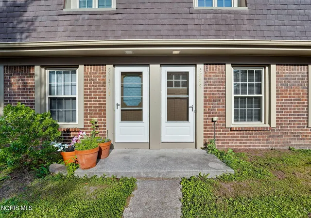 Listing Photo 5 - Condo for sale in building located at 5731 Cresthaven Ln, Toledo, OH 43614