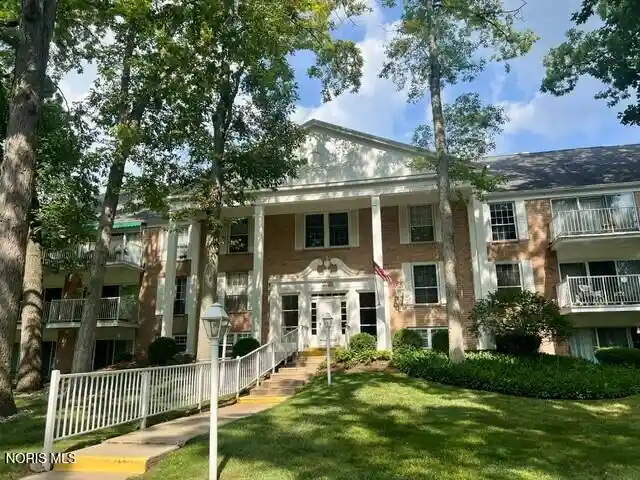 Listing Photo 2 - Condo for sale in 5679 Monroe St located at 5679 Monroe St, Sylvania, OH 43560 - Unit #3-809
