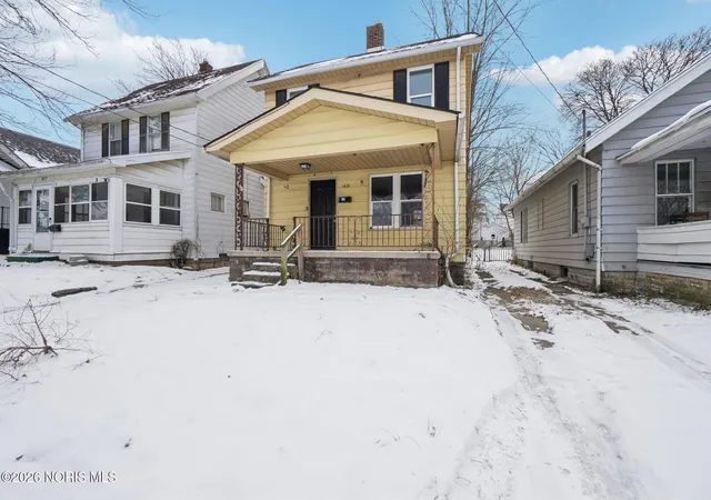 Photo 3 of Single family home for sale at 1821 Talbot St, Toledo, OH 43613 | MLS# 10010182 | Listing updated on 2026-09-09