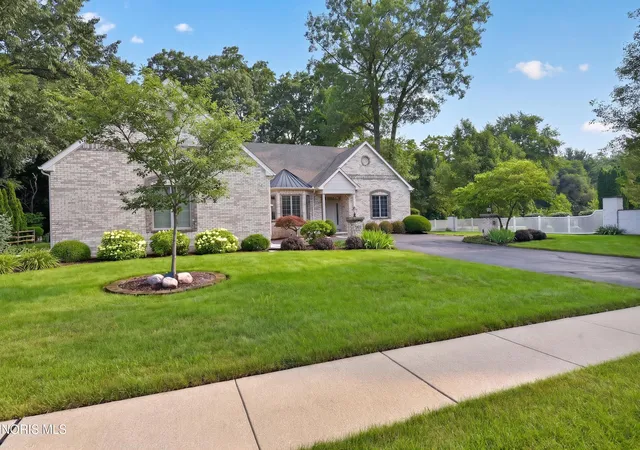 Photo 3 of Single family home for sale at 7910 Colony Woods Dr, Toledo, OH 43617 | MLS# 10010331 | Listing updated on 2026-09-12