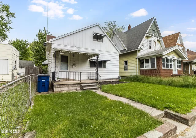 Photo 2 of Sale Pending at 1221 Greenwood Ave, Toledo, OH 43605 | MLS# 10010208 | Listing updated on 2026-09-11