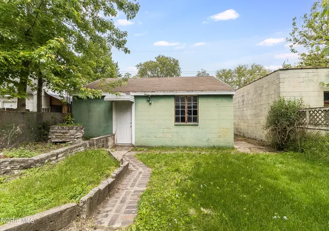 Photo 33 of Sale Pending at 1221 Greenwood Ave, Toledo, OH 43605 | MLS# 10010208 | Listing updated on 2026-09-11