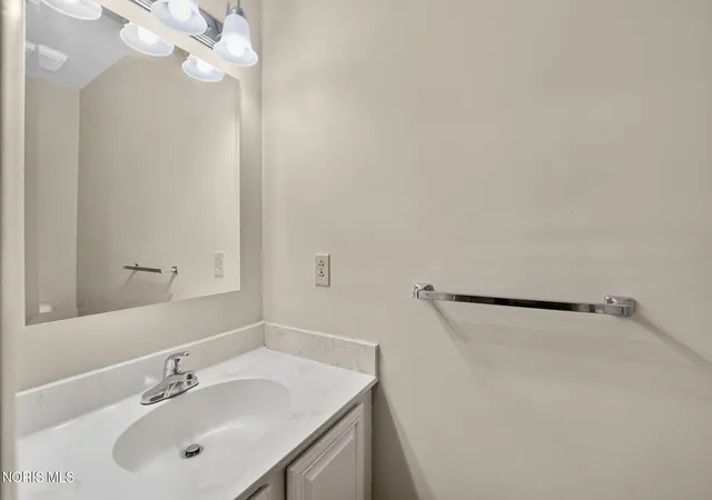 Listing Photo 4 - Condo for sale in building located at 2540 W Vlg Dr, Toledo, OH 43614