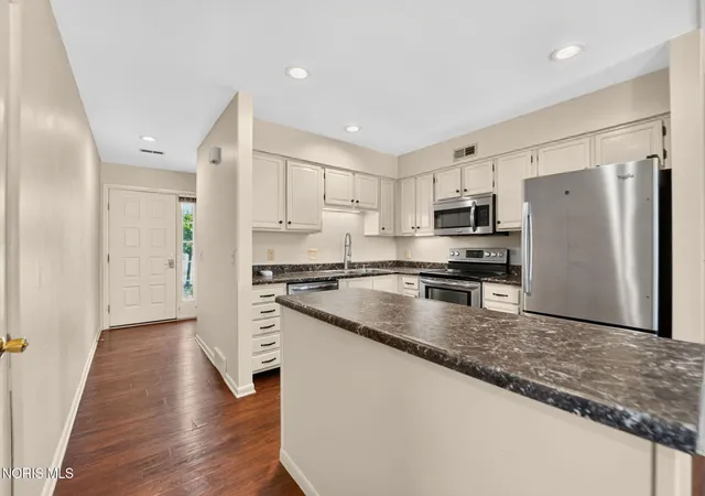 Listing Photo 5 - Condo for sale in building located at 2540 W Vlg Dr, Toledo, OH 43614