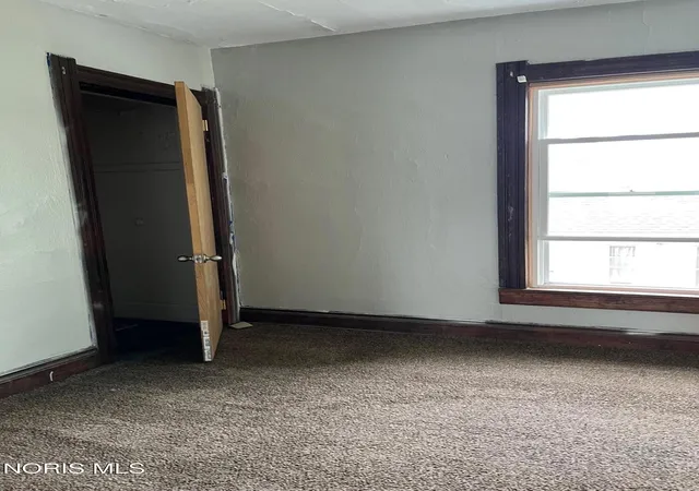 Listing Photo 4 - Condo for sale in building located at 2501 Walnut St, Toledo, OH 43608