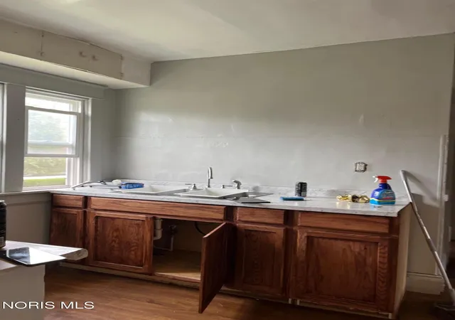 Listing Photo 5 - Condo for sale in building located at 2501 Walnut St, Toledo, OH 43608