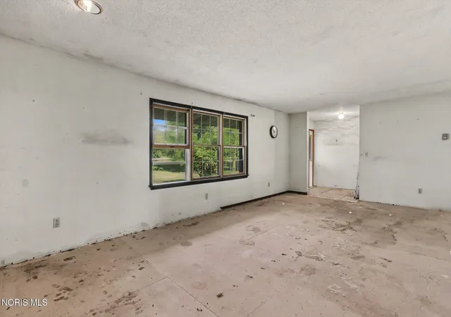 5th image of 210 N Curtice Rd, Oregon, OH 43616 | MLS# 10010328