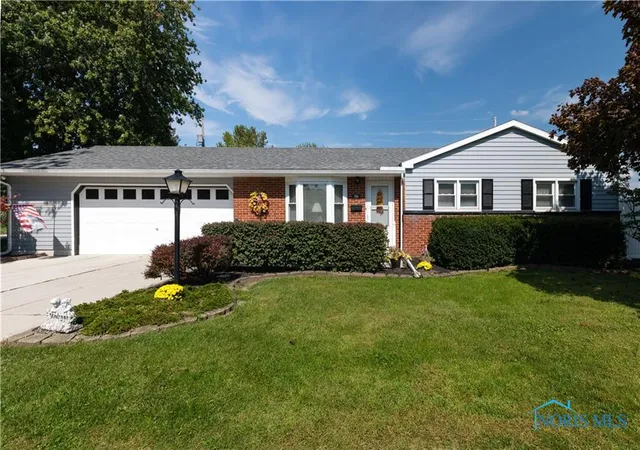 Homes for sale in Fostoria, OH | 704 Northview Dr, Fostoria, OH 44830 | MLS# 10010370