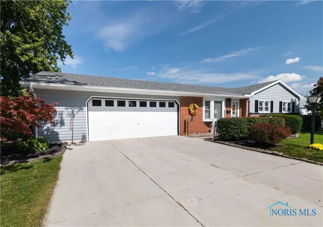 Homes for sale in Fostoria, OH | 704 Northview Dr, Fostoria, OH 44830 | MLS# 10010370