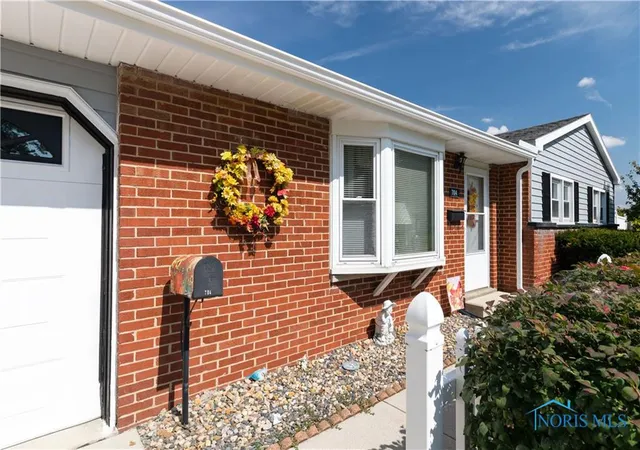 Homes for sale in Fostoria, OH | 704 Northview Dr, Fostoria, OH 44830 | MLS# 10010370
