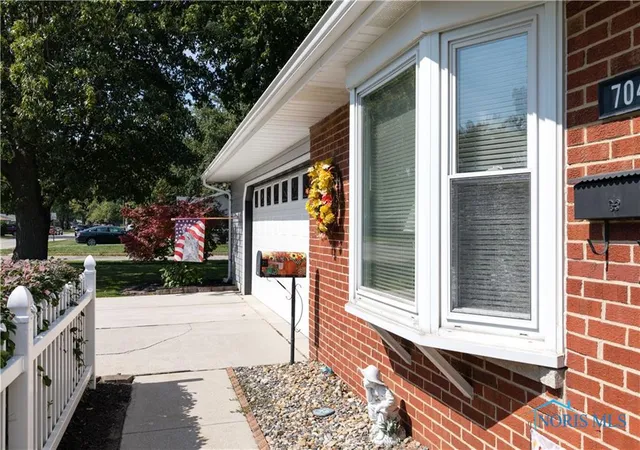 Homes for sale in Fostoria, OH | 704 Northview Dr, Fostoria, OH 44830 | MLS# 10010370