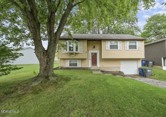 Photo 2 of Sale Pending at 5405 Thornbrook Trl, Toledo, OH 43611 | MLS# 10010383 | Listing updated on 2026-08-30