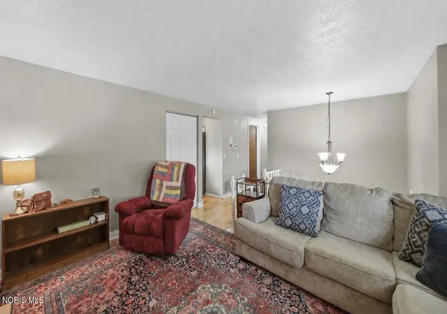 Photo 3 of Sale Pending at 5405 Thornbrook Trl, Toledo, OH 43611 | MLS# 10010383 | Listing updated on 2026-08-30