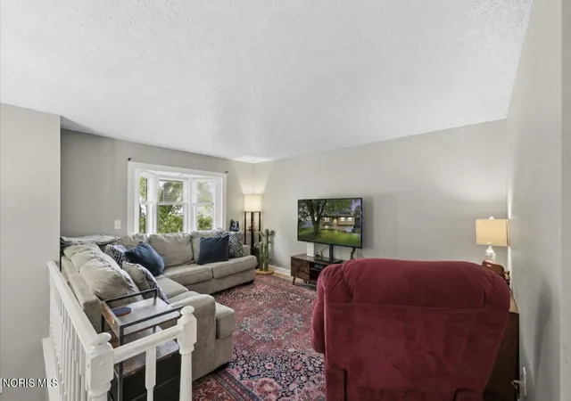 Photo 4 of Sale Pending at 5405 Thornbrook Trl, Toledo, OH 43611 | MLS# 10010383 | Listing updated on 2026-08-30