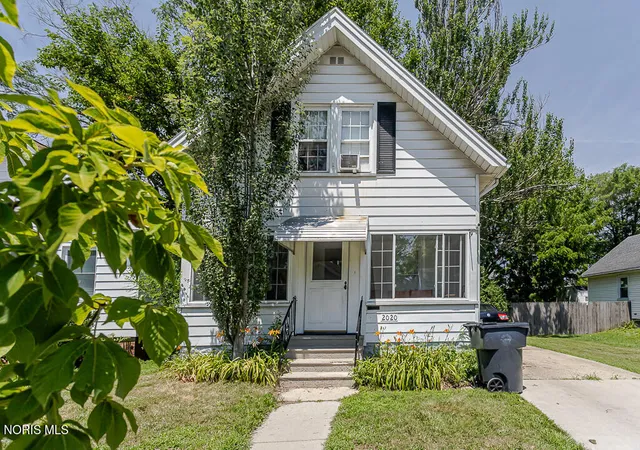 Photo 1 of Single family home for sale at 2020 Berkshire Pl, Toledo, OH 43613 | MLS# 10010719 | Listing updated on 2026-07-20