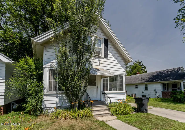 Photo 2 of Single family home for sale at 2020 Berkshire Pl, Toledo, OH 43613 | MLS# 10010719 | Listing updated on 2026-07-20