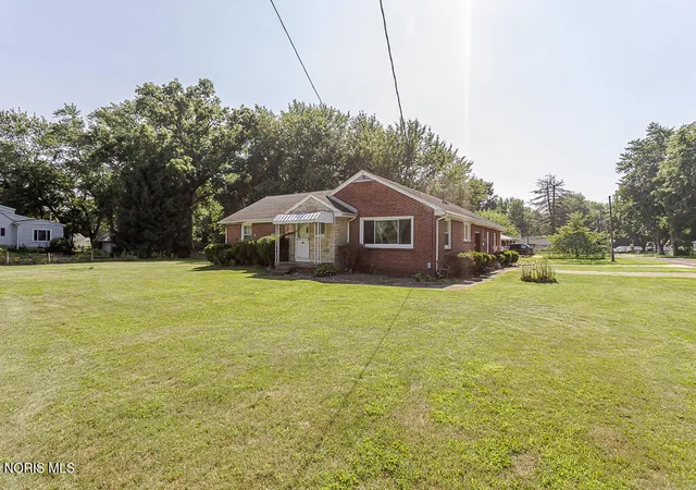 Homes for sale in Toledo, OH | 931 Harrow Rd, Toledo, OH 43615 | MLS# 10010386