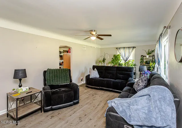 Homes for sale in Toledo, OH | 931 Harrow Rd, Toledo, OH 43615 | MLS# 10010386