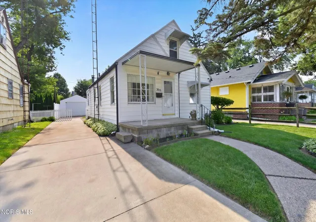 Photo 3 of Sale Pending at 3606 Burton Ave, Toledo, OH 43612 | MLS# 10010422 | Listing updated on 2026-09-18
