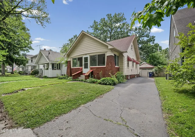 Photo 1 of Single family home for sale at 2555 Grantwood Dr, Toledo, OH 43613 | MLS# 10010463 | Listing updated on 2026-09-04