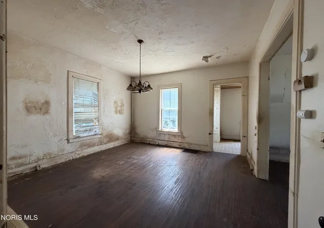 Photo 4 of Single family home for sale at 225 E South St, Fostoria, OH 44830 | MLS# 10010455 | Listing updated on 2026-07-21