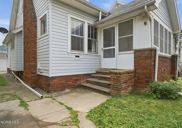 Photo 3 of Single family home for sale at 747 Kipling Dr, Toledo, OH 43612 | MLS# 10010477 | Listing updated on 2026-07-24