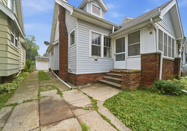 Photo 4 of Single family home for sale at 747 Kipling Dr, Toledo, OH 43612 | MLS# 10010477 | Listing updated on 2026-07-24