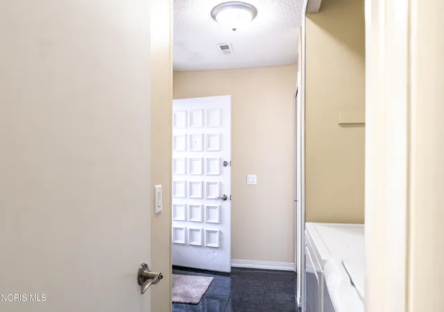 Listing Photo 4 - Condo for sale in building located at 2510 W Vlg Dr, Toledo, OH 43614