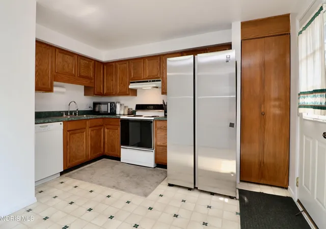 Photo 3 of Sale Pending at 6044 N Summit St #1B, Toledo, OH 43611 | MLS# 10010566 | Listing updated on 2026-08-27
