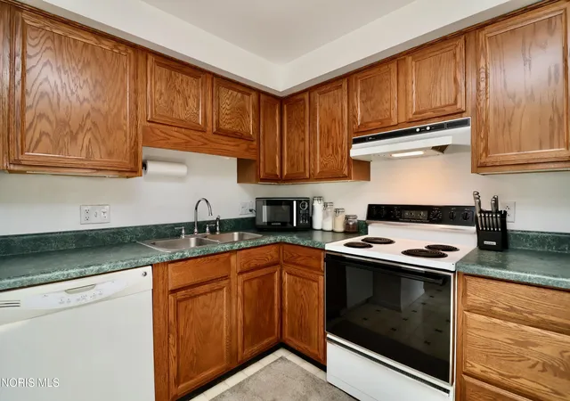 Photo 4 of Sale Pending at 6044 N Summit St #1B, Toledo, OH 43611 | MLS# 10010566 | Listing updated on 2026-08-27