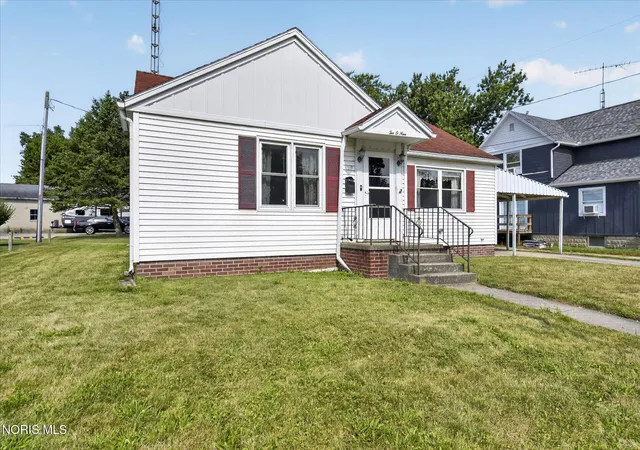 Photo 2 of Single family home for sale at 209 N Shoop Ave, Wauseon, OH 43567 | MLS# 10010523 | Listing updated on 2026-08-17