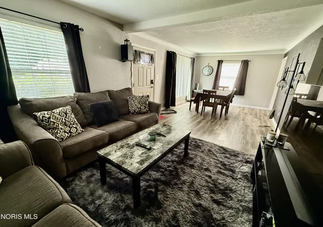 Photo 4 of Sale Pending at 804 Southover Rd, Toledo, OH 43612 | MLS# 10010589 | Listing updated on 2026-08-17