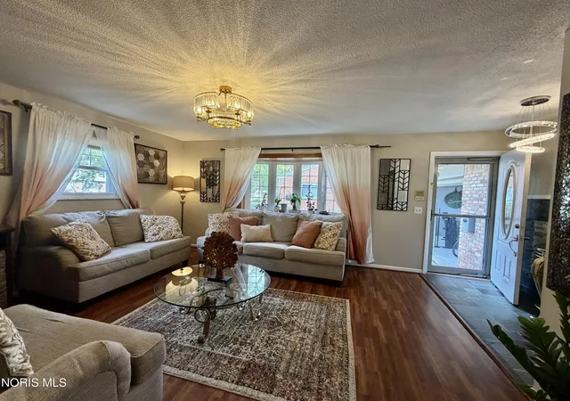 Photo 2 of Single family home for sale at 6109 Everwood Rd, Toledo, OH 43613 | MLS# 10010552 | Listing updated on 2026-09-09