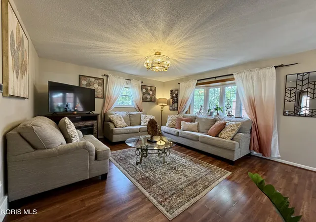 Photo 3 of Single family home for sale at 6109 Everwood Rd, Toledo, OH 43613 | MLS# 10010552 | Listing updated on 2026-09-09