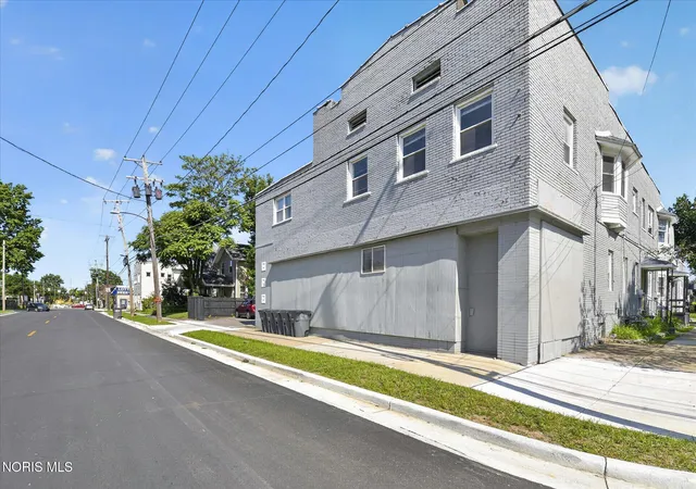 Listing Photo 2 - Condo for sale in building located at 1732 Arlington Ave, Toledo, OH 43609 - Unit #