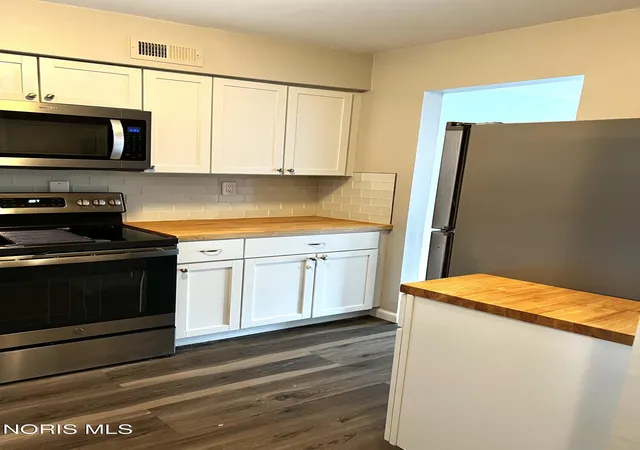 Listing Photo 5 - Condo for sale in building located at 2516 W Vlg Dr, Toledo, OH 43614
