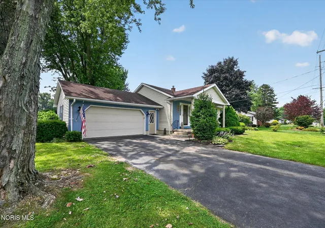 Photo 3 of Sale Pending at 309 W Cole Rd, Fremont, OH 43420 | MLS# 10010674 | Listing updated on 2026-08-26