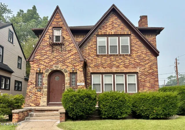 Photo 1 of Sale Pending at 1917 Wyndhurst Rd, Toledo, OH 43607 | MLS# 10010639 | Listing updated on 2026-07-27