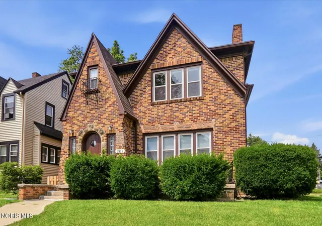 Photo 3 of Sale Pending at 1917 Wyndhurst Rd, Toledo, OH 43607 | MLS# 10010639 | Listing updated on 2026-07-27