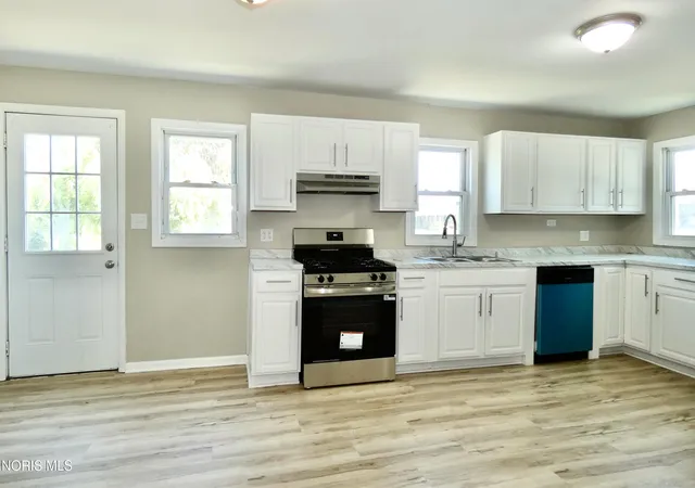 Photo 2 of Single family home for sale at 2163 Hoops Dr, Toledo, OH 43611 | MLS# 10010790 | Listing updated on 2026-08-27