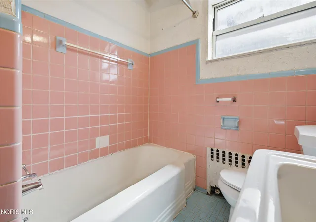 Photo 11 of Sale Pending at 1372 N Cove Blvd, Toledo, OH 43606 | MLS# 10012006 | Listing updated on 2026-09-27