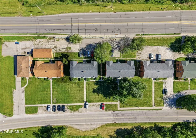 Listing Photo 2 - Condo for sale in building located at 1380 N Cvs Blvd, Toledo, OH 43606 - Unit #