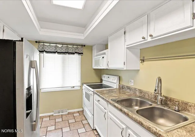 Listing Photo 3 - Condo for sale in building located at 2552 Plum Leaf Ln, Toledo, OH 43614