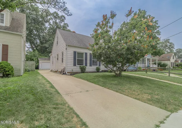 Photo 2 of Sale Pending at 2641 Gracewood Rd, Toledo, OH 43613 | MLS# 10010770 | Listing updated on 2026-09-03