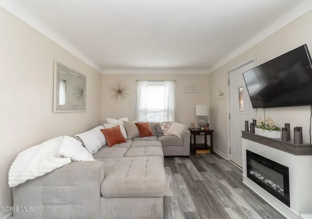 Photo 2 of Sale Pending at 2641 Gracewood Rd, Toledo, OH 43613 | MLS# 10010770 | Listing updated on 2026-09-03